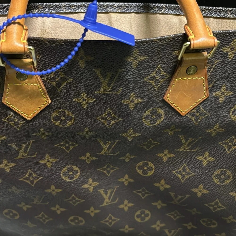 Louis Vuitton tote, rolled handles. Open top. - Picture 15 of 15